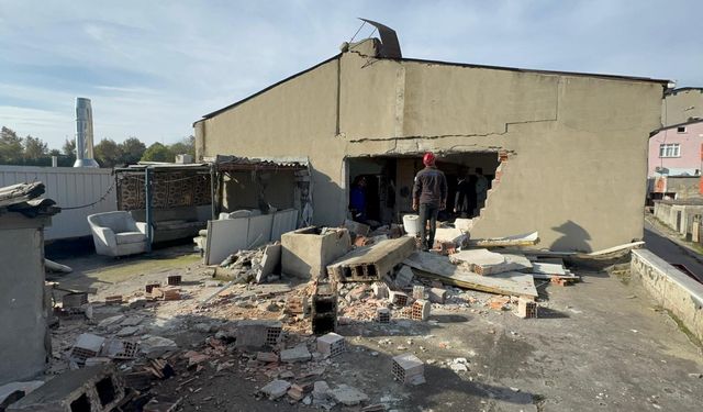 Küçükçekmece'de termosifon patlayan evin duvarları yıkıldı