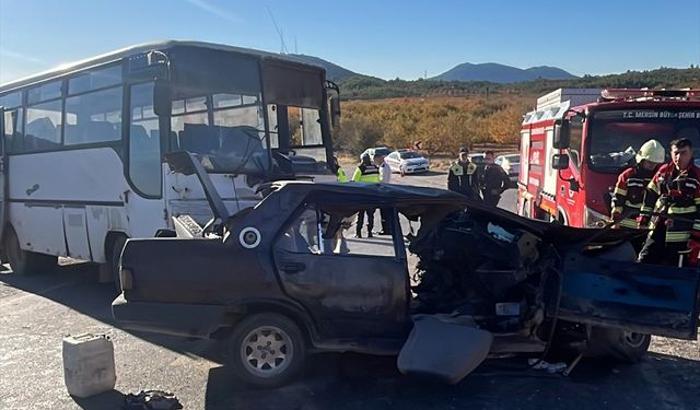 Mersin'de midibüs ile otomobil çarpıştı, 3 kişi öldü, 12 kişi yaralandı