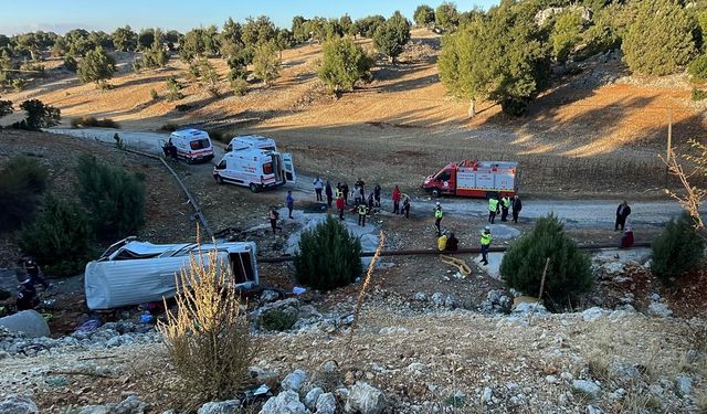 Mersin'de şarampole devrilen işçi servisindeki 5 kişi öldü, 14 kişi yaralandı