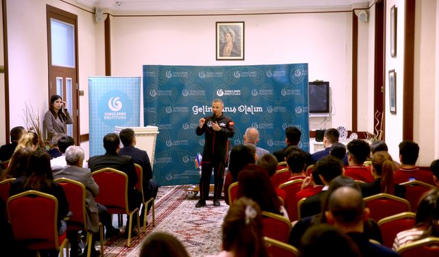 Türkiye'nin ilk astronotu Alper Gezeravcı, Bakü'de gençlerle buluştu