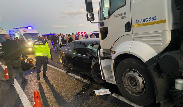 Van'da tanker ile otomobilin çarpışması sonucu 2 kişi öldü, 4 kişi yaralandı