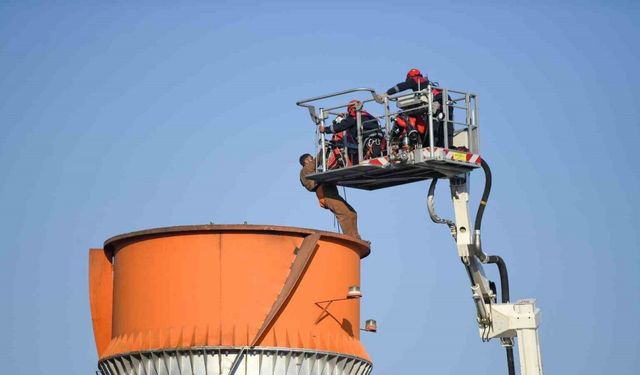 70 metrelik bacada mahsur kalan 2 işçi 4 saatlik operasyonla kurtarıldı