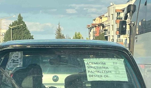 Acemi sürücünün arabasına astığı not dikkat çekiyor