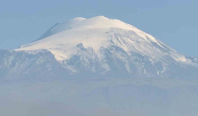 Ağrı Dağı’nda yağan karla kartpostallık görüntüler oluştu