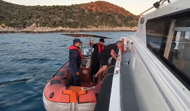 Antalya’da kayalıklarda mahsur kalan Alman turisti Sahil Güvenlik ekipleri kurtardı