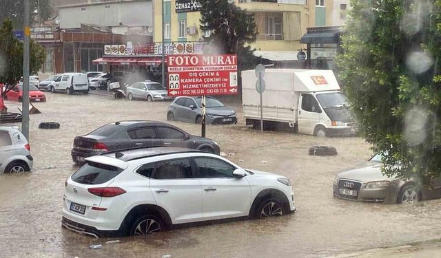 Antalya’da sağanak yolları göle döndürdü, araçlar mahsur kaldı