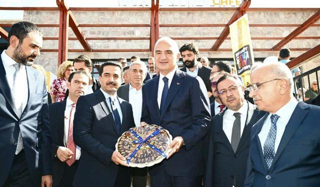 Bakan Ersoy, Battalgazi’nin seramik eserlerini inceledi