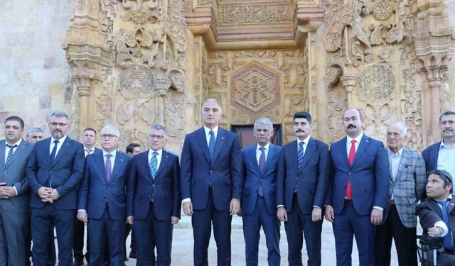 Bakan Ersoy, Divriği Ulu Camii ve Darüşşifası’nı ziyaret etti, tescilli Divriği pilavından tattı