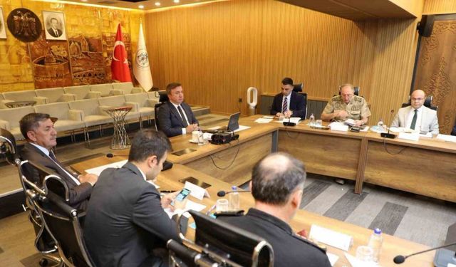 Bakan Yerlikaya ve Uraloğlu, valilerle VKS üzerinden toplantı yaptı