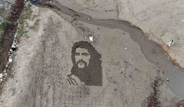 Barış Manço’nun resmini tırmıkla Alanya sahillerine işledi