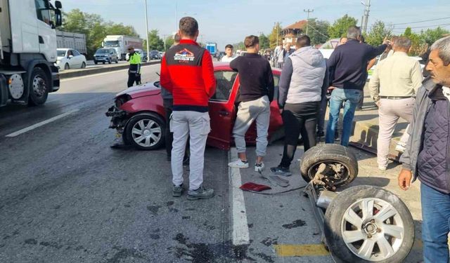 Cip ile çarpışan otomobilin arka tekerlekleri yola fırladı: 2 yaralı