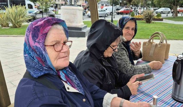 Depremden sonra dışarı çıkan vatandaşlar: "Çok korktuk"