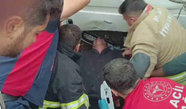 Elektrik direğine çarpıp ters dönen minibüste can pazarı yaşandı