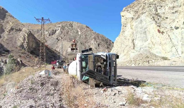 Erzurum-Artvin karayolunda kaza: Beton mikseri devrildi