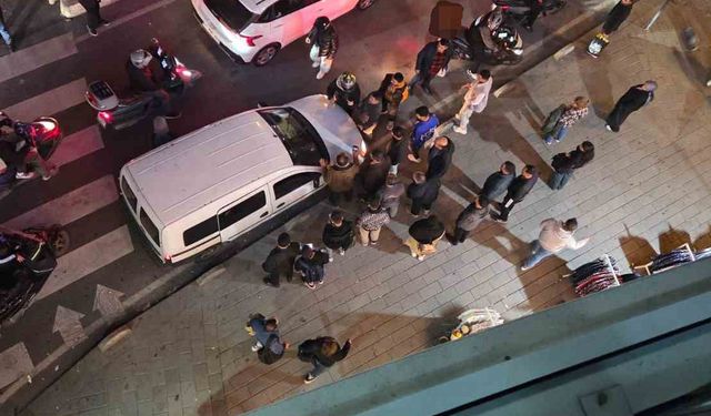 Esenyurt’ta yol verme tartışması: Kadın motorcuyu kaputunda sürükledi