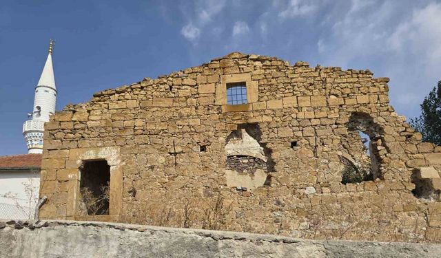 Garipler Köyü Kilisesi 300 yıllık tarihiyle zamana direniyor