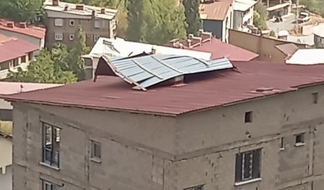 Hakkari’de şiddetli rüzgar çatılara zarar verdi