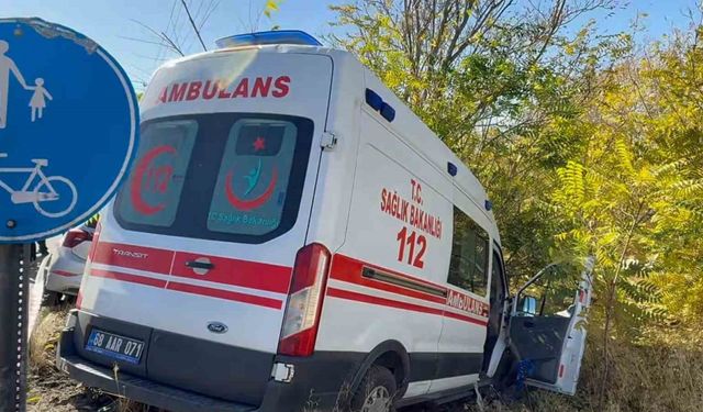 Hastaneye giden doktorun aracı ile hasta taşıyan ambulans çarpıştı: 1’i doktor 7 yaralı