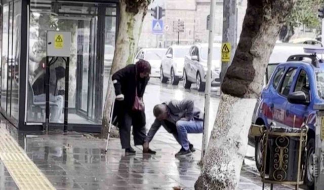 Hayırlı evlat: Bankaya çamurlu girmesin diye annesinin ayakkabısını elleriyle temizledi