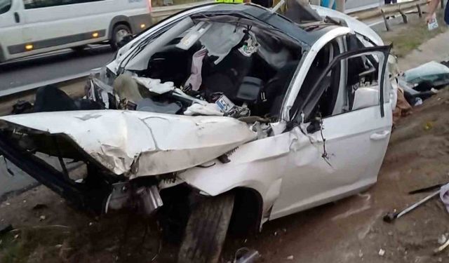 İşe gitmek isterken ölümden döndü: Otomobil parçalandı, sürücü fırlayıp altına sıkıştı