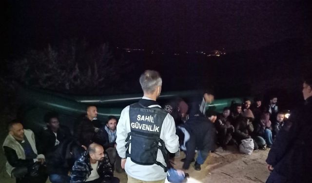 İzmir açıklarında 33 düzensiz göçmen kurtarıldı, 50 göçmen yakalandı