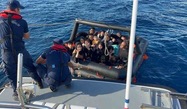 İzmir açıklarında 85 düzensiz göçmen kurtarıldı, 73 göçmen yakalandı