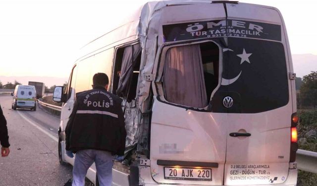 Kamyon emniyet şeridinde bekleyen işçi servisine çarptı: 1 ölü