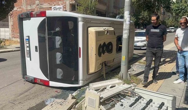 Kamyonet ile çarpışan yolcu minibüsü devrildi