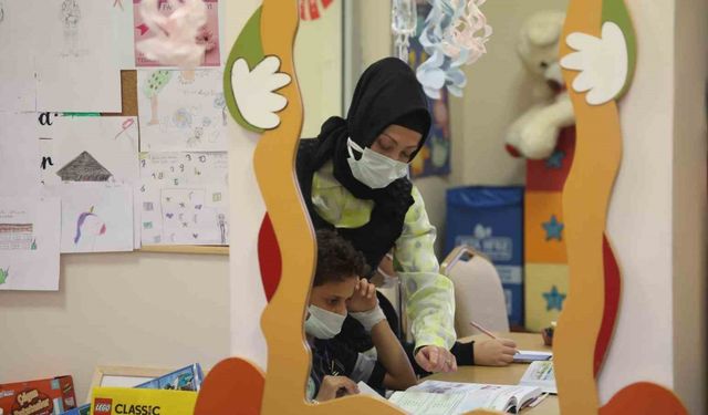 Kanseri yenen Hatice öğretmen hastanede minik kalplere umut oluyor