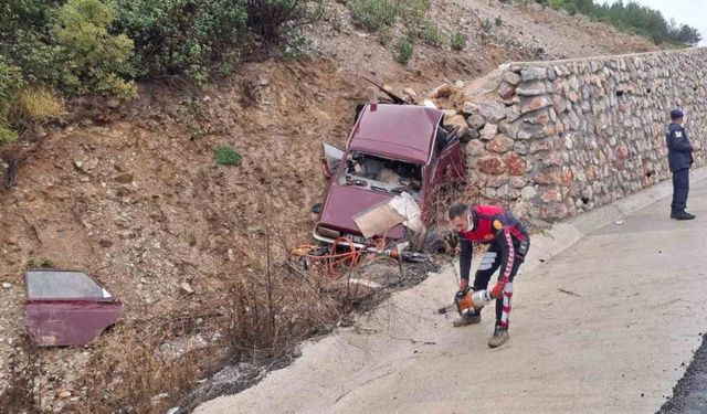 Kayganlaşan yolda otomobil istinat duvarına çarptı: Karı koca hayatını kaybetti
