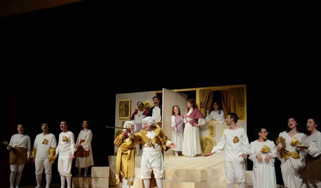 "Kibarlık Budalası" tiyatroseverlerle buluştu