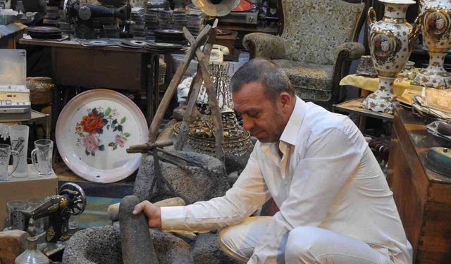 Kilis’teki antikacı, sergilediği eşyalarla geçmişe ışık tutuyor