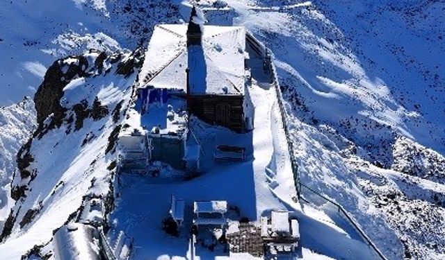 Kırklar Dağı’nda doğa şöleni: Bir yanında kar, bir yanında sonbahar