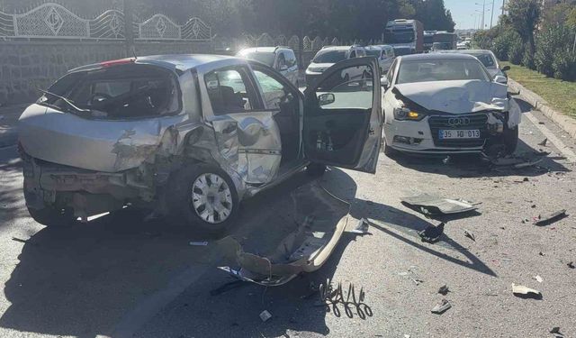 Kontrolden çıkan otomobil karşı şeride uçarak iki otomobile çarptı: 4 yaralı