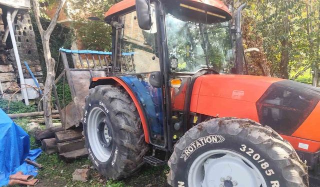 Köy muhtarı, traktörle kazan arasında sıkışarak ağır yaralandı