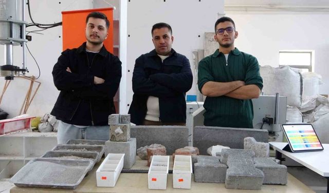 Malatya’da deprem enkazı beton yola dönüştü