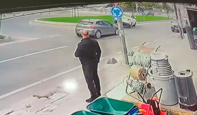 Otomobil refüje çıktı, kavşaktan dönerek yoluna devam etti