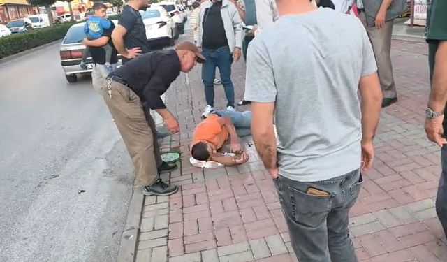 Otomobile çarpan motosiklet sürücüsü havada takla atıp yere düştü