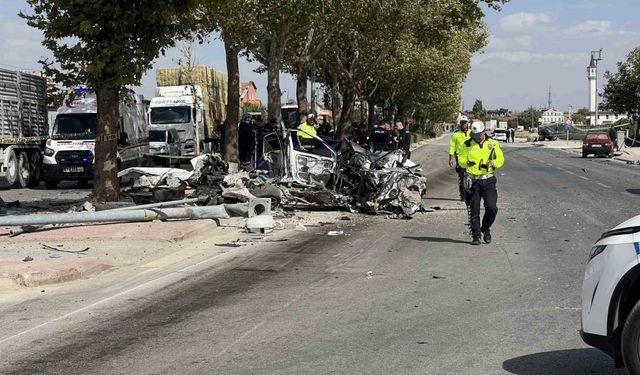 Otomobilin çarptığı araç ikiye bölündü: 1 ölü, 1 yaralı