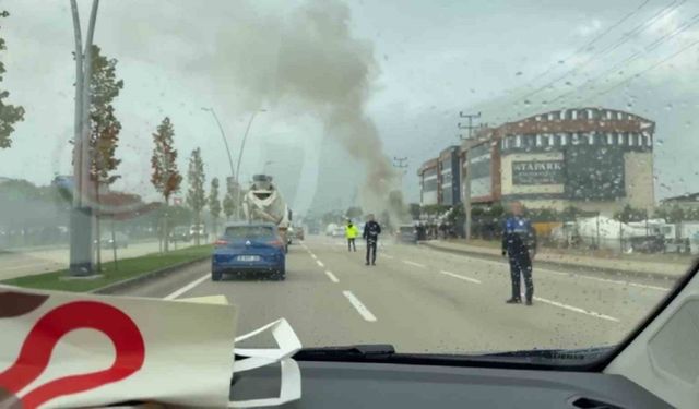 Seyir halinde alev alan otomobile polisler müdahale etti