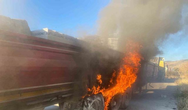 Seyir halindeki tırda çıkan yangın korkuttu
