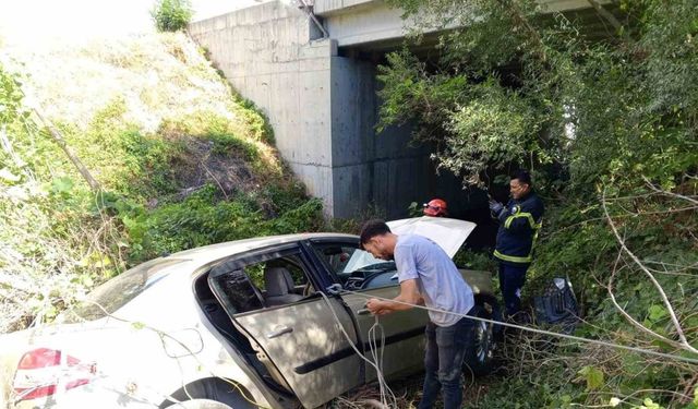 Seyir halindeyken tekerleği çıkan araç şarampole uçtu: 1’i ağır 2 yaralı