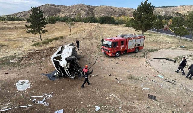 Sivas’ta minibüs istinat duvarından aşağı devrildi: 4 yaralı