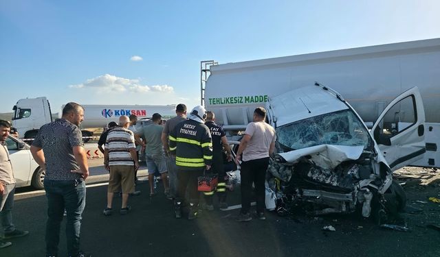 Tankerle, hafif ticari araç çarpıştı: 3 yaralı