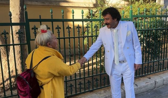 Tarzıyla Müslüm Gürses’e benzeyen vatandaş Taksim’de ilgi gördü