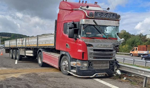 TEM’de bariyerlere çarpan tırın dorsesindeki demir profiller yola saçıldı: 1 yaralı