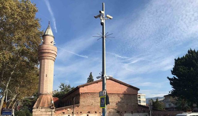 Tepki çeken restorasyon: "602 yıllık minare ayakta, 18 yıllık minare çürüyor"