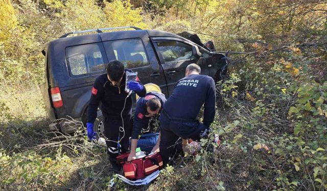 Tokat’ta uçuruma yuvarlanan araçtan 2 kişi sağ kurtuldu