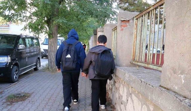 Uzmanı açıkladı: "Ağır okul çantaları çocuklarda skolyoz riskini artırıyor"