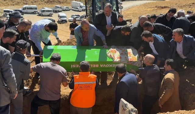 Yüksekova’yı yasa boğan acı: 15 yaşındaki Arnisa Bozkurt gözyaşları arasında toprağa verildi